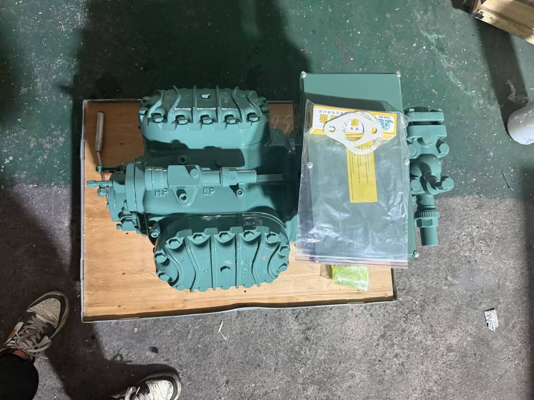High-Capacity Semi-Hermetic Industrial Compressor 380-420V PW-3-50Hz Powerful 4-Cylinder Factory Refrigeration Unit for Cold Storage Systems - JX Refrigeration Equipment